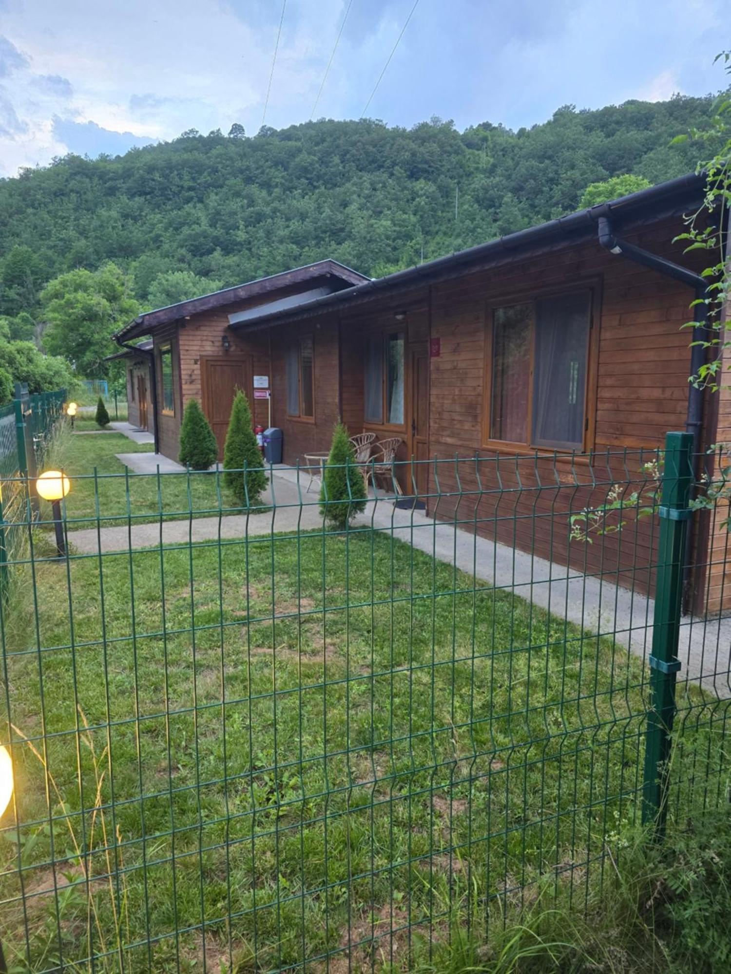 Еко Бунгала Trun Bagian luar foto